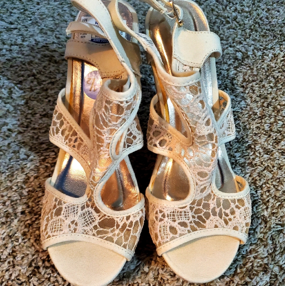 New lace wedges size 8.5